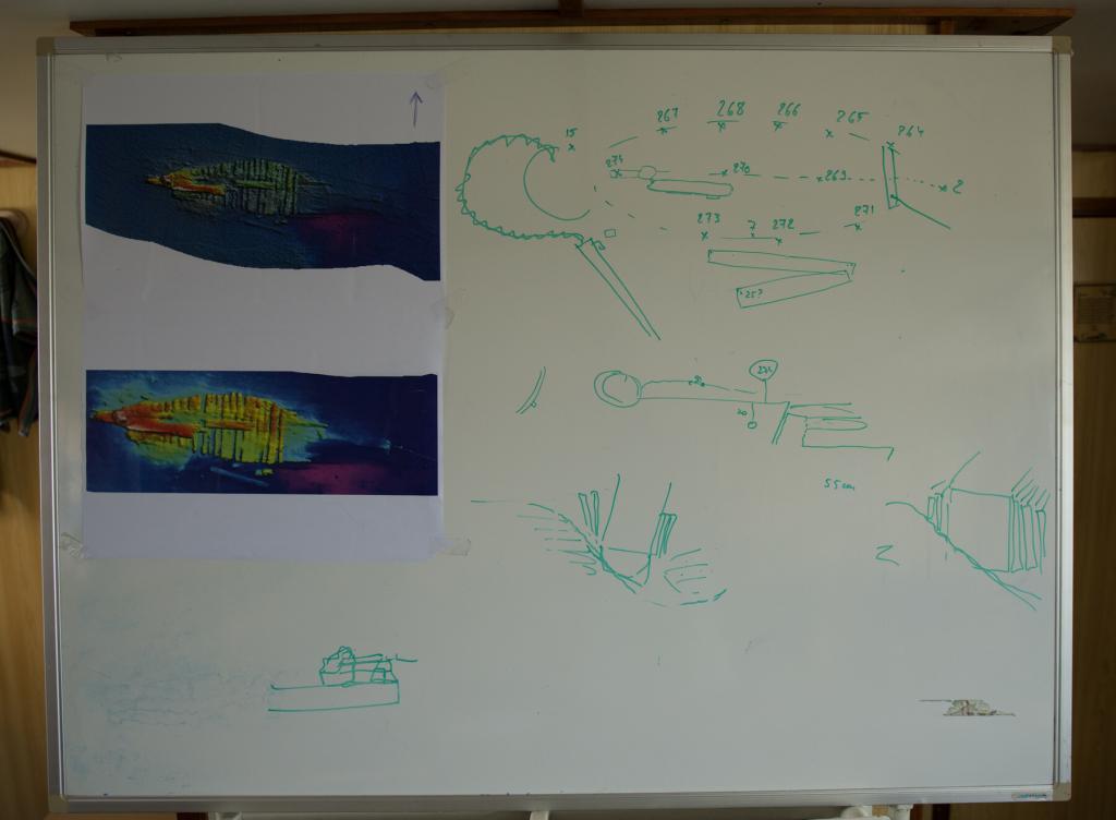 Sketch and multibeam of the wreck (©RCE)