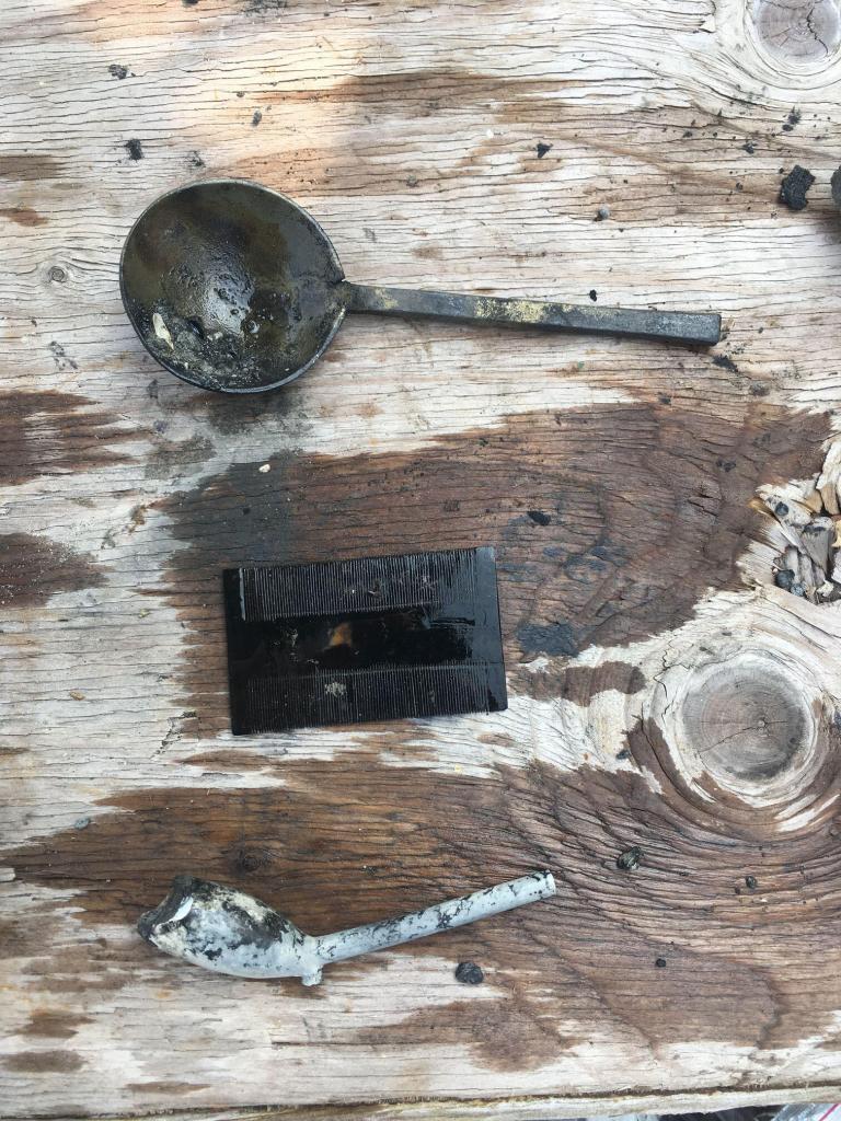 Pewter spoon, nit comb and part of a clay pipe (©RCE)